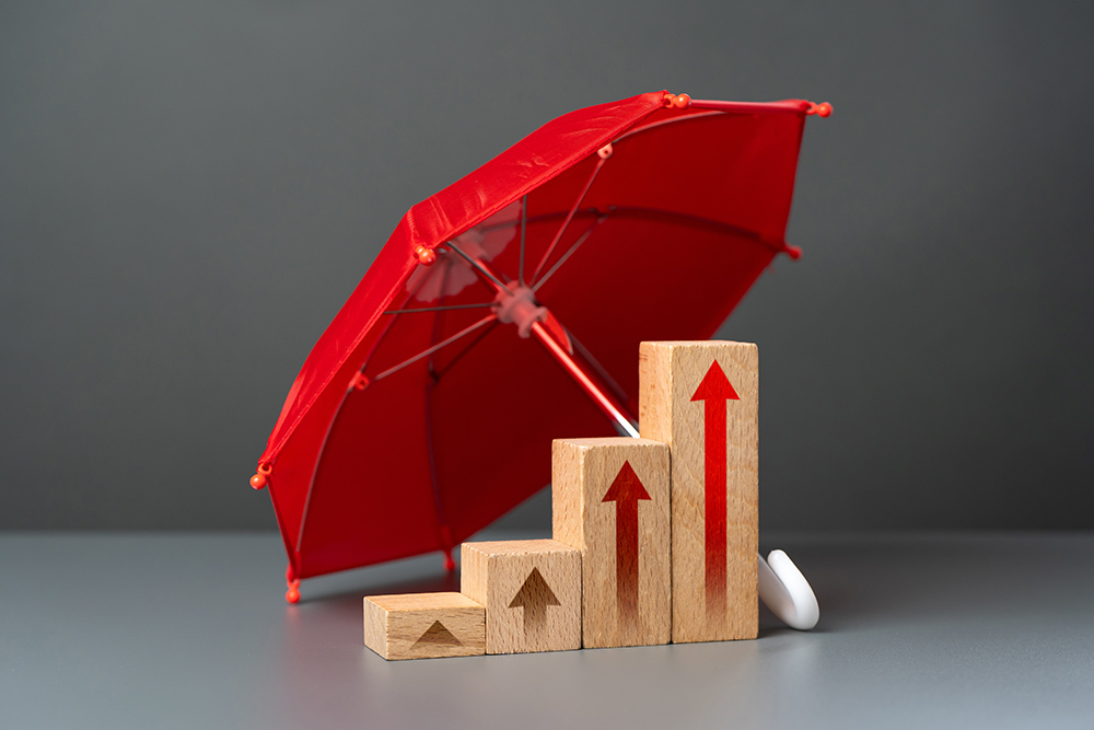 Geschäftswachstum und Versicherung. Wachsende Grafik unter einem Dach. Wachstum und Entwicklung, Förderung. Beruflicher Aufstieg. Motivation, Selbstentwicklung. Erreiche Erfolge und erobere neue Höhen.