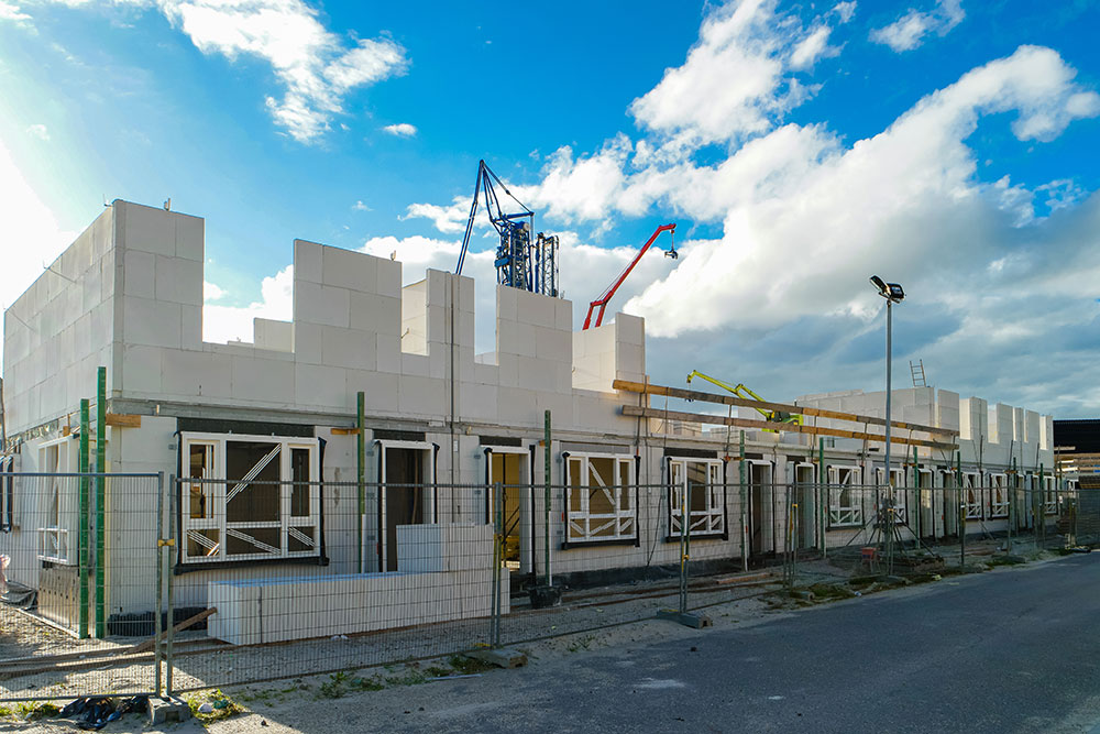 Baustelle für den Bau eines neuen Hauses, Niederländisches Vorstadtgebiet mit modernen Familienhäusern, neu gebaute moderne Einfamilienhäuser in den Niederlanden, niederländische Familienhäuser,